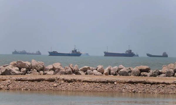 Tàu thuyền bắt đầu lưu thông trở lại qua eo biển Hormuz