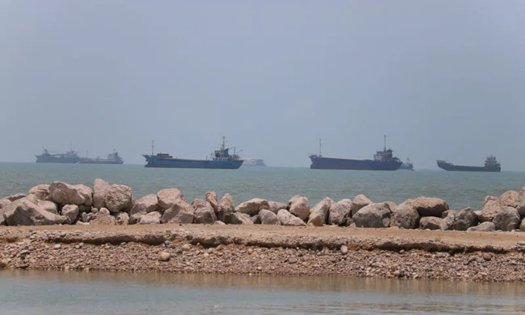 Tàu thuyền bắt đầu lưu thông trở lại qua eo biển Hormuz