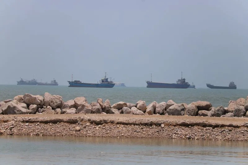Tàu thuyền tại eo biển Hormuz, nhìn từ Musandam, Oman, ngày 18/6/2026 - Ảnh: Reuters
