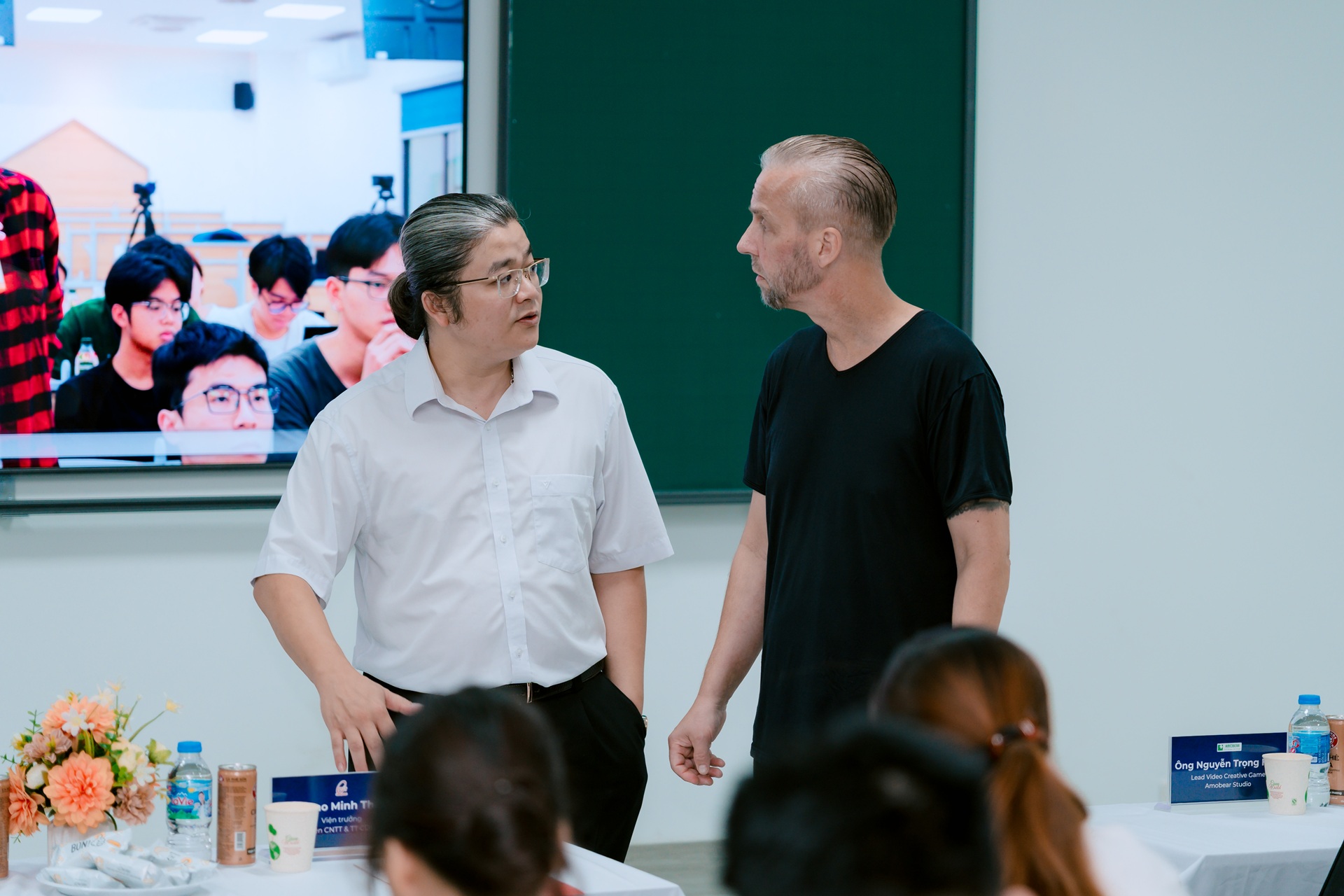 Giáo sư Markus Wiemker (bên phải) trao đổi tại sự kiện