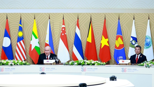 Tổng thống Nga Vladimir Putin và Thủ tướng Lê Minh Hưng cùng trưởng đoàn các nước tham dự Hội nghị cấp cao kỷ niệm 35 năm quan hệ ASEAN - Nga làm việc về hội nhập Á - Âu - Ảnh: TTXVN