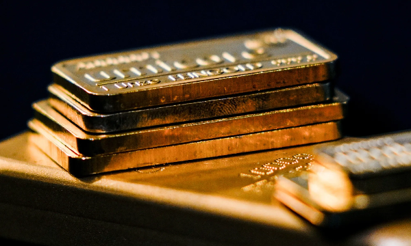 Giá vàng tiếp tục trượt sâu vì sự cứng rắn của Fed, SPDR Gold Trust bất ngờ mua ròng mạnh