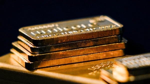 Giá vàng tiếp tục trượt sâu vì sự cứng rắn của Fed, SPDR Gold Trust bất ngờ mua ròng mạnh