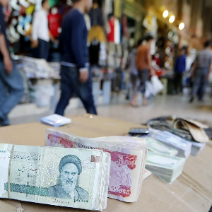 Tờ tiền rial của Iran - Ảnh: Bloomberg