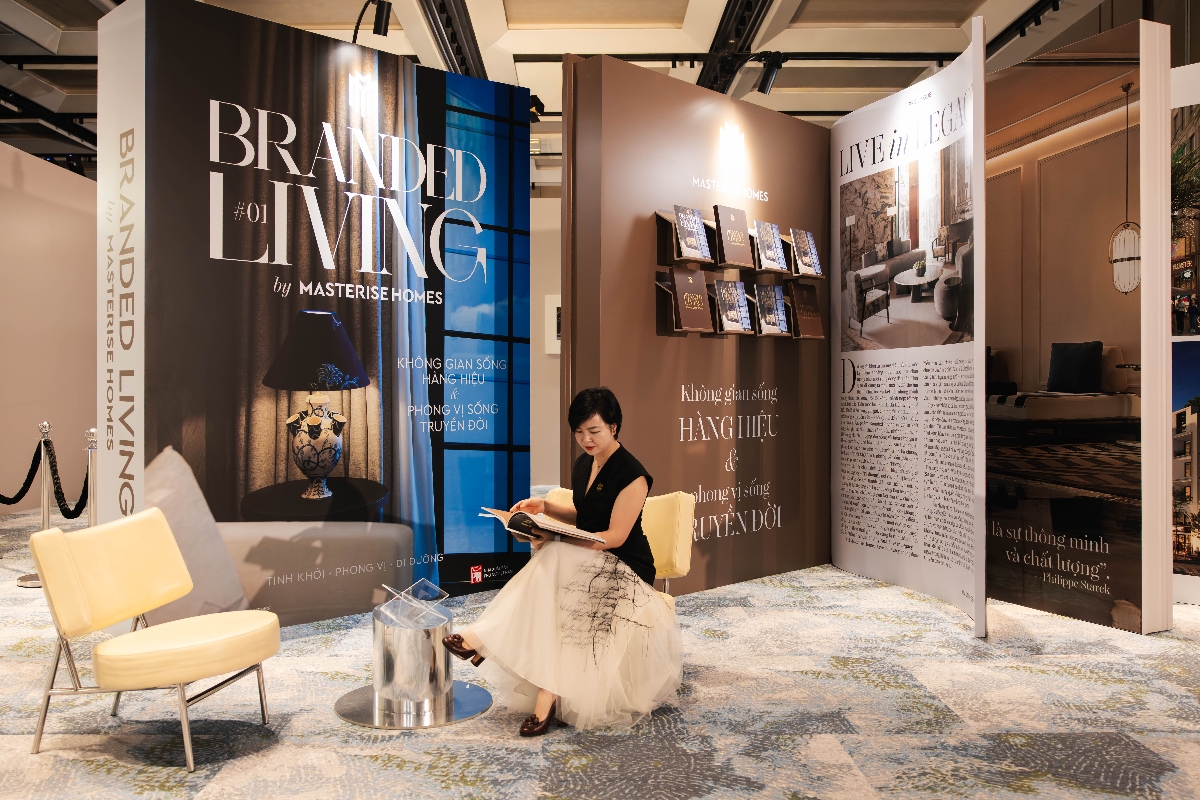 Khách hàng trải nghiệm không gian trưng bày Branded Living Magazine.&nbsp;Ảnh:&nbsp;Masterise Homes.