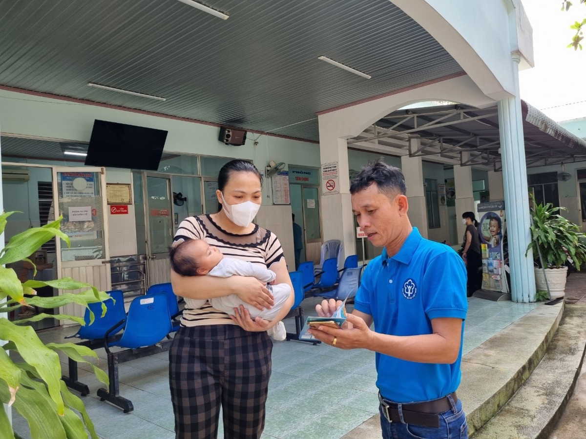 Thông tin chính sách bảo hiểm y tế đến người dân. Ảnh: BHXH TP.HCM.