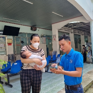 Thông tin chính sách bảo hiểm y tế đến người dân. Ảnh: BHXH TP.HCM.