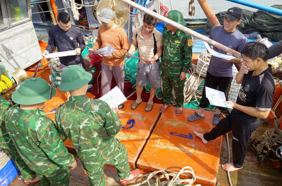 Bộ đội Biên phòng tỉnh Quảng Trị tuyên truyền, nhắc nhở ngư dân chấp hành nghiêm chống khai thác IUU. Ảnh: A.T