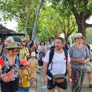 Du khách tham quan các điểm di sản nổi tiếng tại Huế trong mùa cao điểm du lịch.