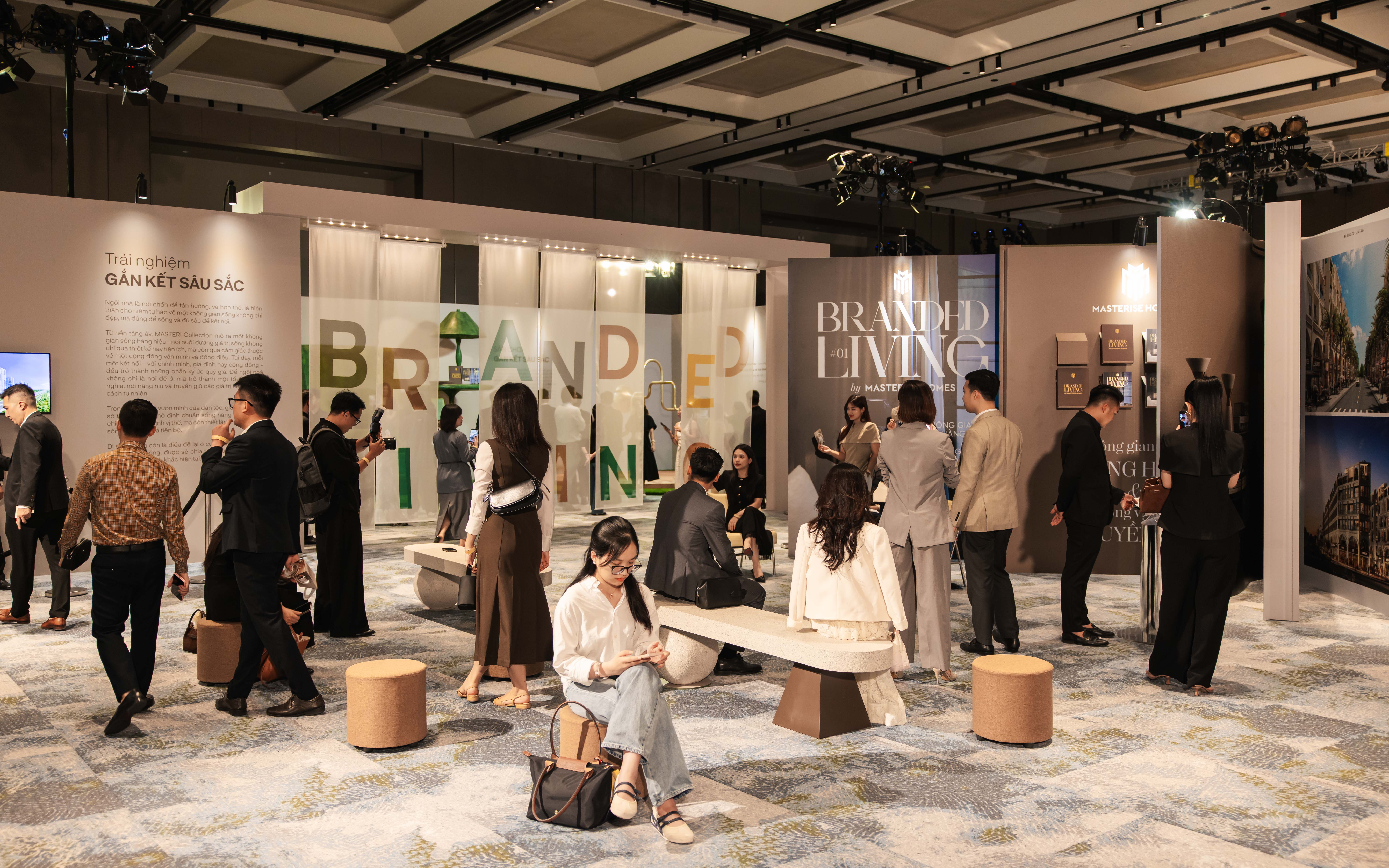 Đông đảo khách hàng tham quan triển lãm trải nghiệm Branded Living – ”Thấu” sáng 19/6/2026 tại Masterise Homes Sales Gallery, Ocean Park 3. Ảnh: Masterise Homes.
