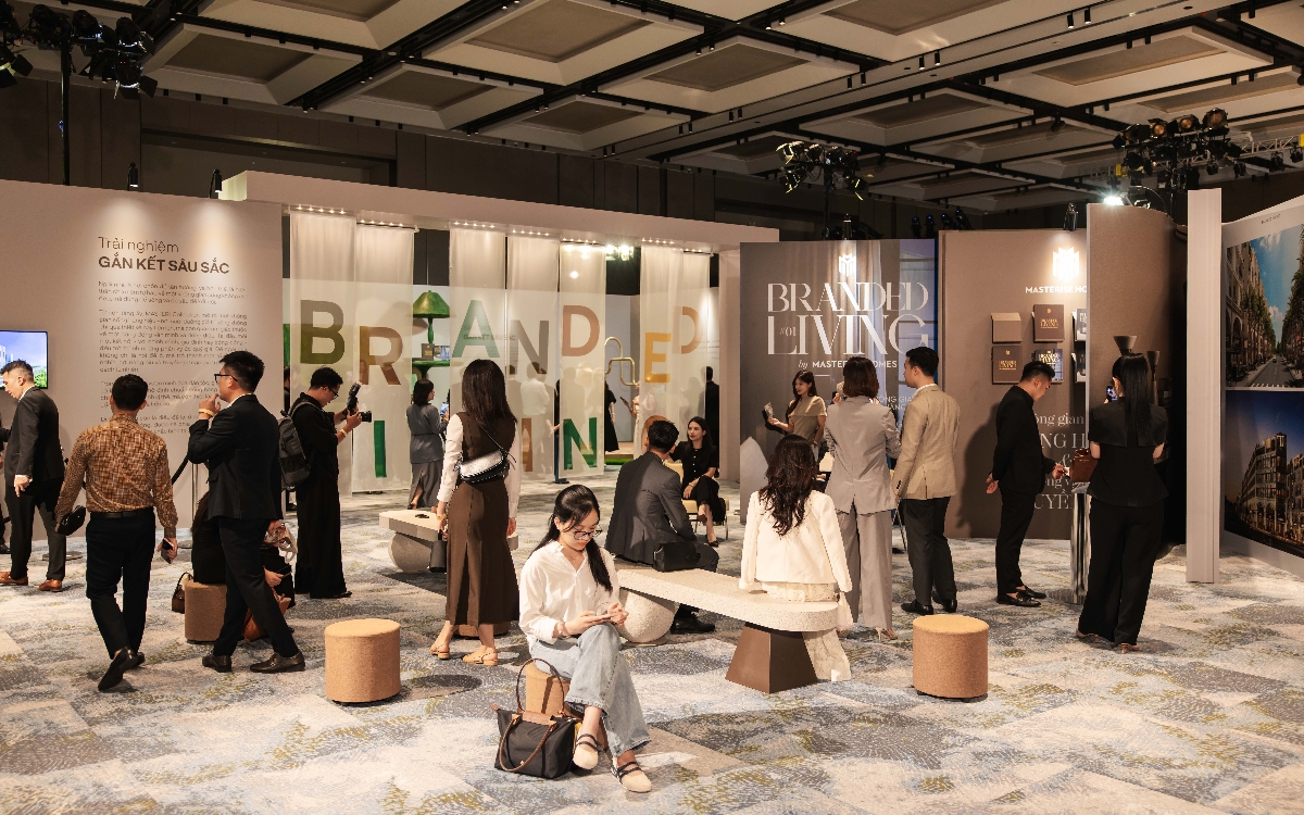Đông đảo khách hàng tham quan triển lãm trải nghiệm Branded Living – ”Thấu” sáng 19/6/2026 tại Masterise Homes Sales Gallery, Ocean Park 3. Ảnh:&nbsp;Masterise Homes.