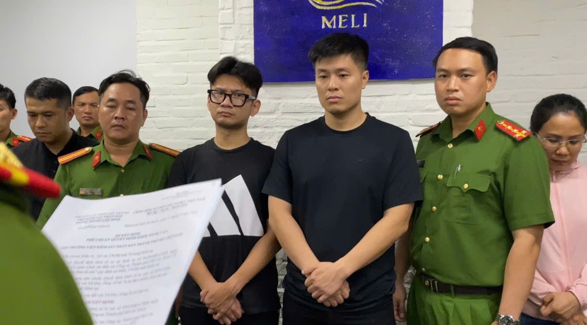 Cơ quan Cảnh sát điều tra tống đạt các quyết định và lệnh đối với các đối tượng.&nbsp;