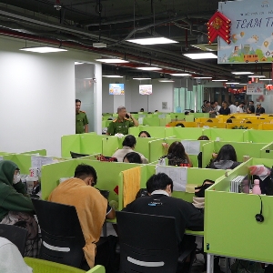 Các đối tượng làm việc tại các công ty khi bị khám xét. Ảnh: Cổng thông tin điện tử Bộ Công an.