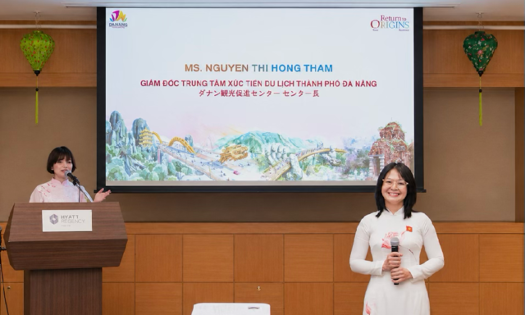 Bà Nguyễn Thị Hồng Thắm, Giám đốc Trung tâm xúc tiến du lịch Đà Nẵng, chia sẻ thông điệp “Chạm về Nguyên Bản”, tại chương trình. Ảnh Sở VHTT&DL Đà Nẵng cung cấp.