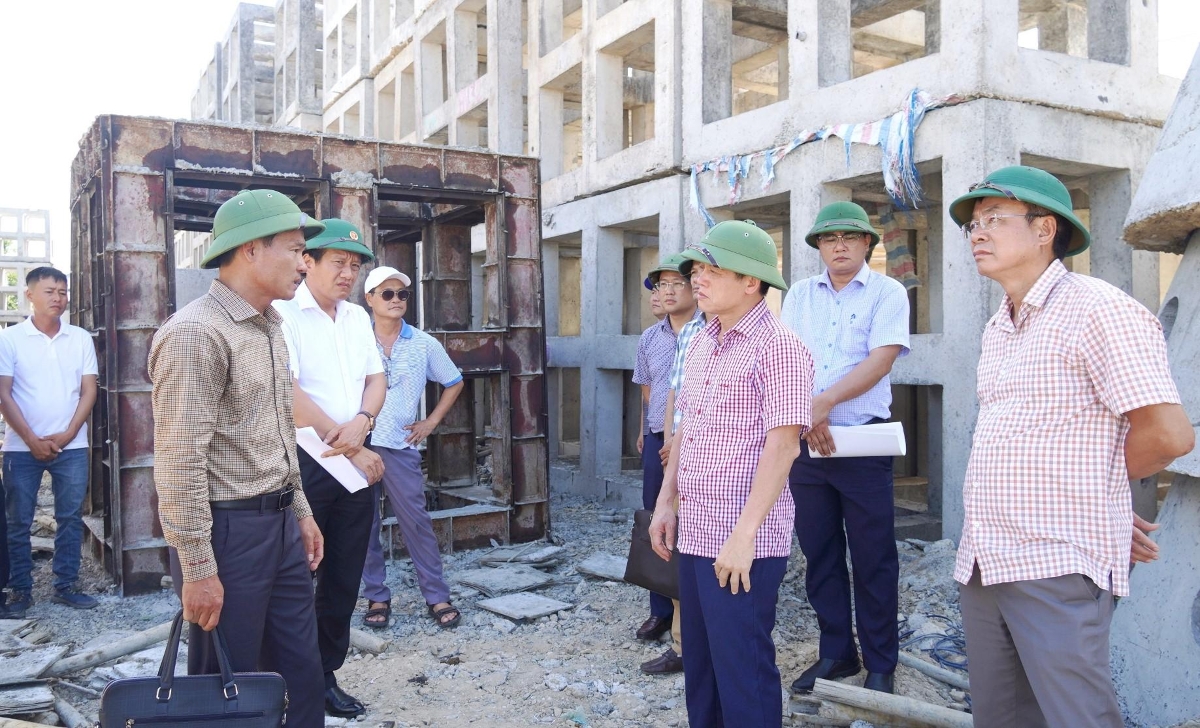 Phó Chủ tịch UBND tỉnh Quảng Trị Lê Văn Bảo kiểm tra Dự án phục hồi, tái tạo hệ sinh thái thủy sinh và nguồn lợi thủy sản. Ảnh: A.T