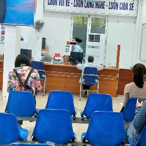 Người lao động làm thủ tục hưởng trợ cấp thất nghiệp tại Hà Nội. Ảnh: Phúc Minh.
