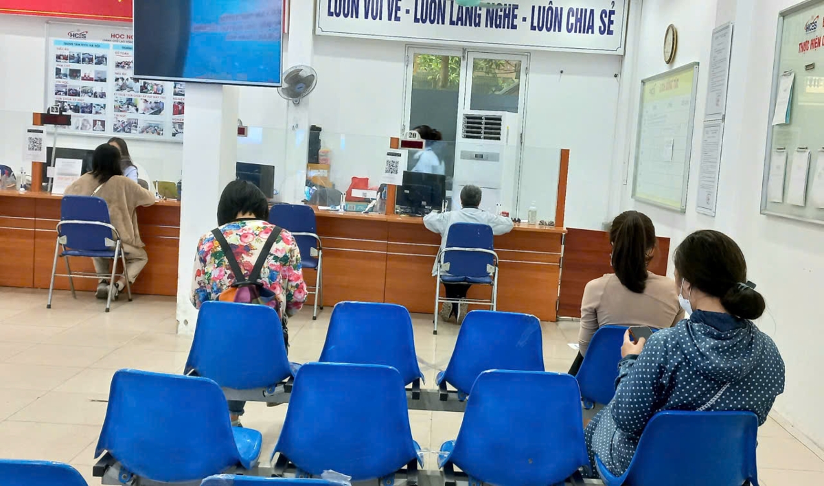 Người lao động làm thủ tục hưởng trợ cấp thất nghiệp tại Hà Nội. Ảnh: Phúc Minh.