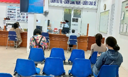 Người lao động làm thủ tục hưởng trợ cấp thất nghiệp tại Hà Nội. Ảnh: Phúc Minh.
