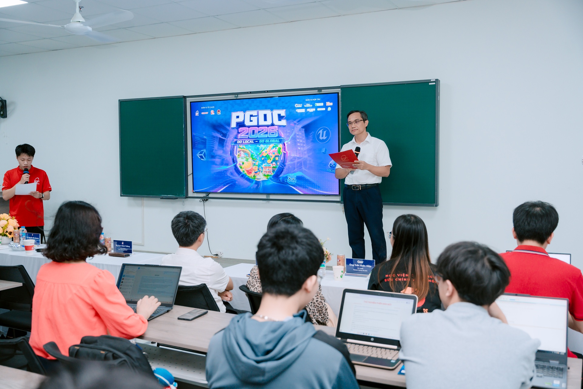 Tiến sĩ Cao Minh Thắng, Viện trưởng Viện Công nghệ Thông tin và Truyền thông (CDIT), Học viện Công nghệ Bưu chính Viễn thông (PTIT), chia sẻ tại sự kiện