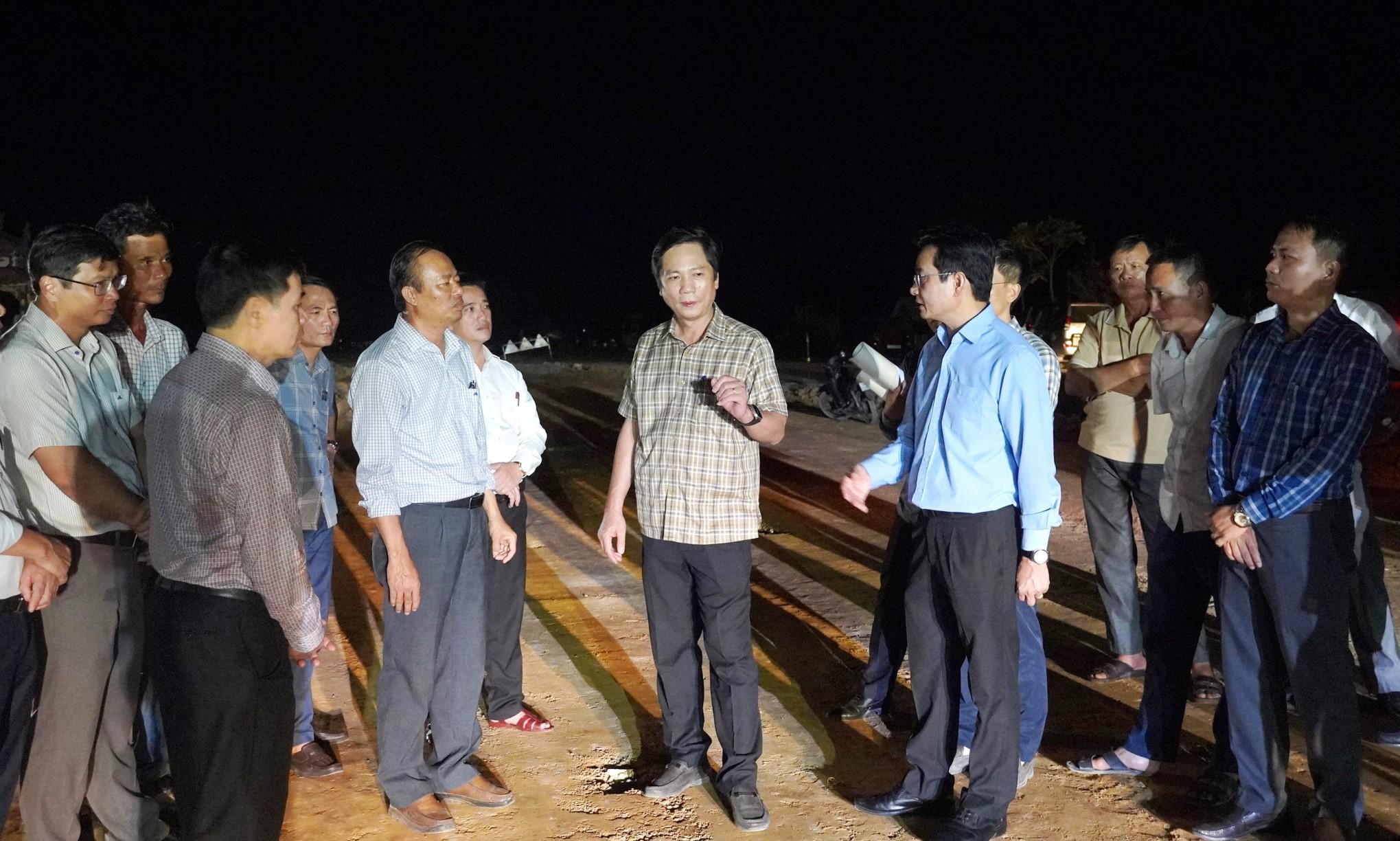 Phó Chủ tịch Thường trực UBND tỉnh Quảng Trị Hoàng Nam kiểm tra tiến độ dự án Quốc lộ 15D đoạn qua xã Diên Sanh