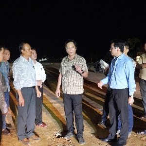 Phó Chủ tịch Thường trực UBND tỉnh Quảng Trị Hoàng Nam kiểm tra tiến độ dự án Quốc lộ 15D đoạn qua xã Diên Sanh