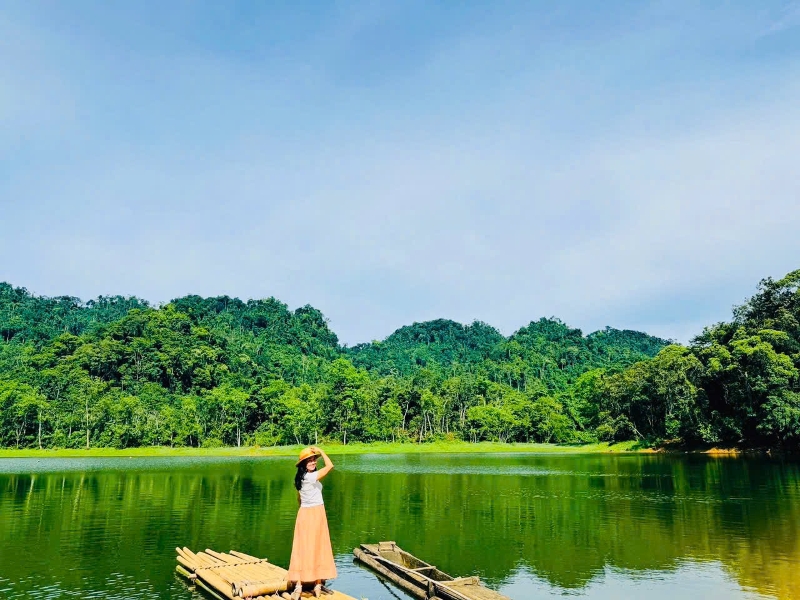 Hồ Pha Đay được ví như “trái tim xanh” của bản Bút, thu hút du khách bởi vẻ đẹp hoang sơ giữa đại ngàn.