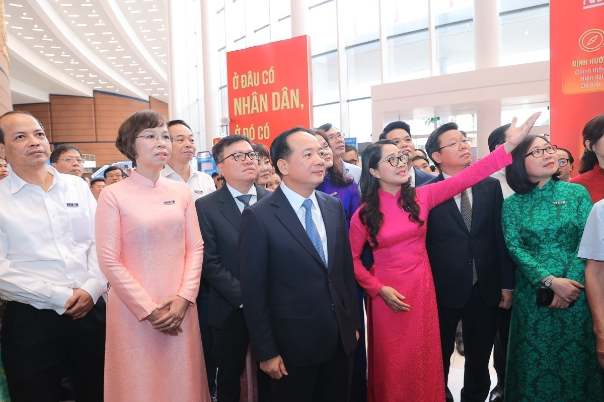 Ông Trịnh Văn Quyết, Ủy viên Bộ Chính trị, Bí thư Trung ương Đảng, Trưởng Ban Tuyên giáo và Dân vận Trung ương thăm gian trưng bày tại Hội báo - Ảnh: TTXVN
