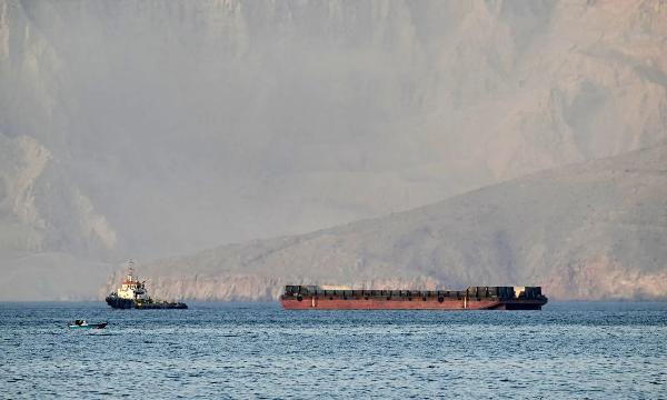 Số tàu chở dầu đi qua eo biển Hormuz tăng mạnh