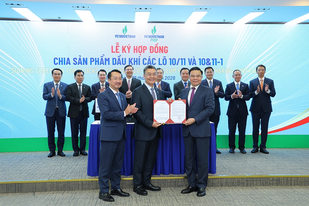 Bộ trưởng Bộ Công Thương Lê Mạnh Hùng trao giấy chứng nhận đầu tư PSC Lô 10/11 và Lô 10&11-1 cho Tổng Giám đốc Petrovietnam Lê Mạnh Cường và Tổng Giám đốc PVEP Nguyễn Thiện Bảo. Ảnh: Petrovietnam.