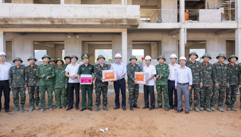 Chủ tịch UBND thành phố Huế Nguyễn Khắc Toàn tặng quà cho lực lượng vũ trang tham gia chi viện thi công tại công trường
