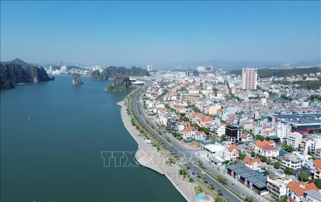 Tuyến đường uốn lượn bám theo Di sản thiên nhiên thế giới Vịnh Hạ Long. Ảnh: TTXVN