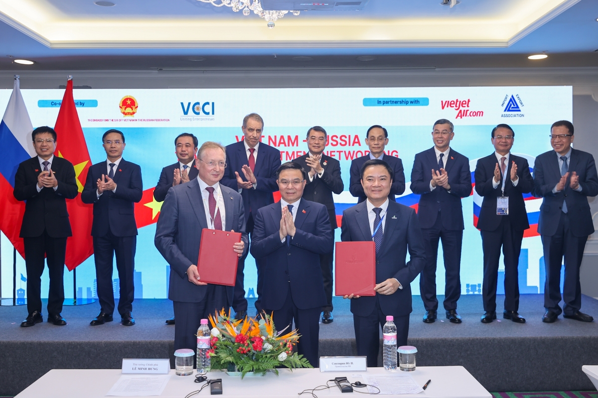 Thủ tướng Lê Minh Hưng chứng kiến trao Giấy chứng nhận đầu tư của PSC Lô 0117&0217, thềm lục địa Việt Nam giữa Petrovietnam và Tập đoàn Zarubezhneft - Ảnh: VGP