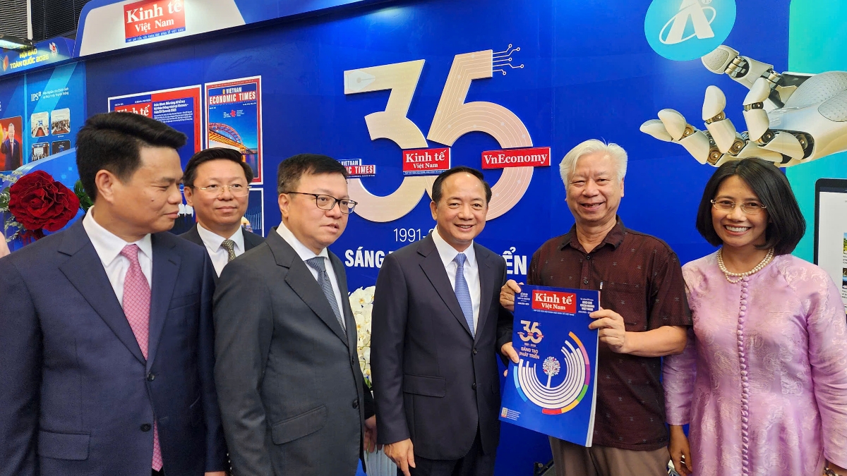 Mr. Trinh Van Quyet (3rd from right), Politburo member, Secretary of the Party Central Committee and Chairman of its Commission for Information, Education and Mass Mobilization, and leaders of the Vietnam Journalists Association and Hai Phong city, visited the exhibition booth of Tap chi Kinh te Viet Nam / Vietnam Economic Times / VnEconomy at the festival. - (Source: VnEconomy)