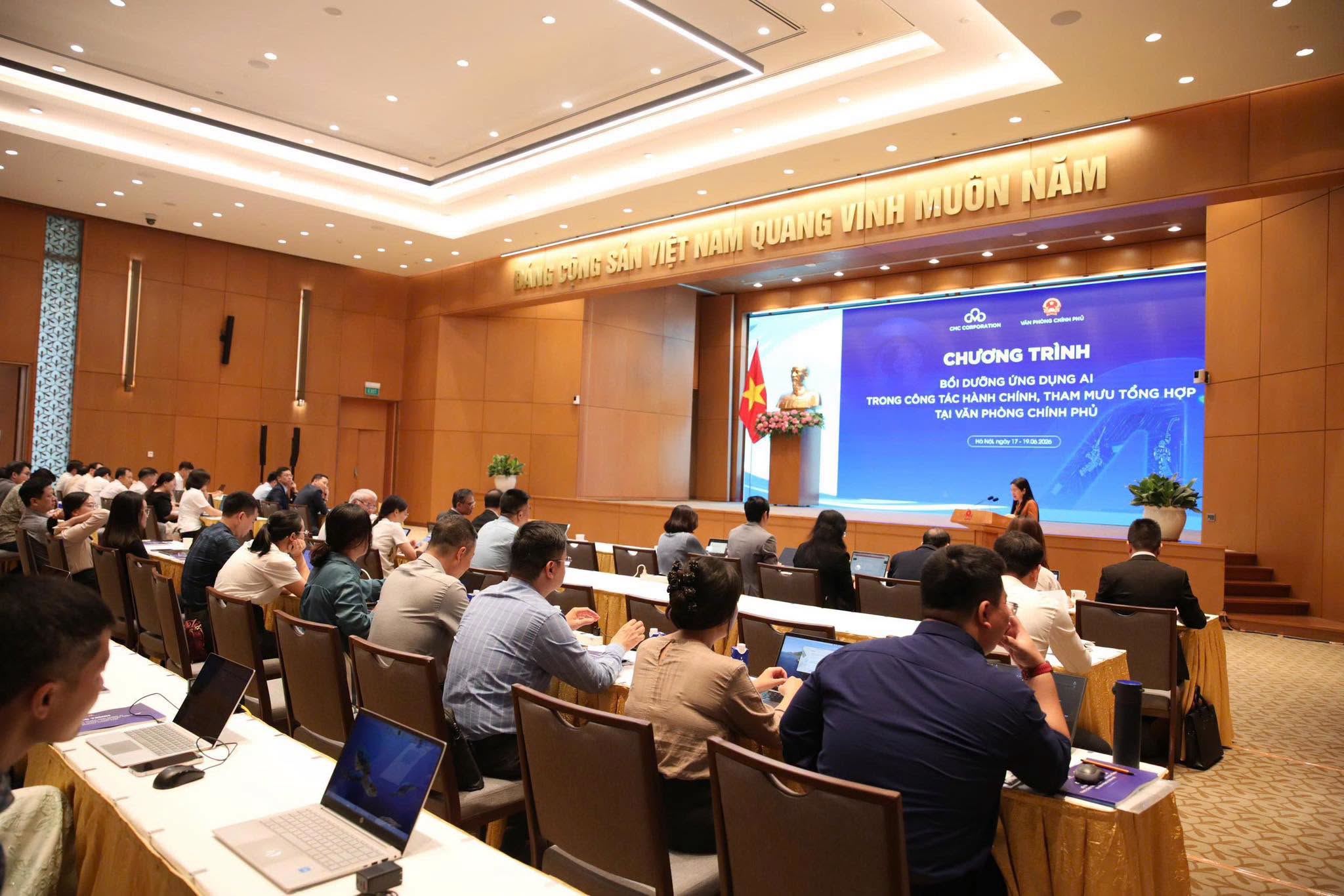 Các học viên của Văn phòng Chính phủ thực hành ứng dụng AI vào các tình huống nghiệp vụ thực tế theo phương châm “Học để ứng dụng ngay”
