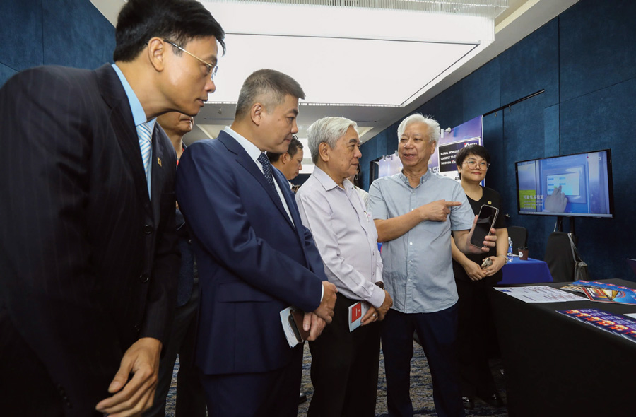 Mr. Dao Quang Binh (2nd from right), General Director of Tap chi Kinh te Viet Nam / Vietnam Economic Times / VnEconomy, introduces Asko Meet to former Minister of Science and Technology Nguyen Quan (3rd from right) and other delegates attending the Vietnam - Asia DX Summit 2026. - (Photo: Vietnam Economic Times)