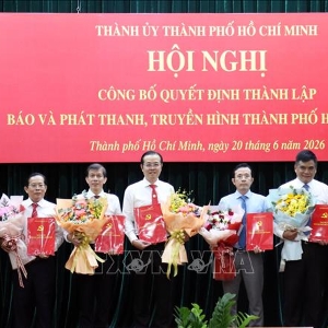 Lãnh đạo Thành ủy Thành phố Hồ Chí Minh trao quyết định bổ nhiệm Tổng Giám đốc, các Phó Tổng Giám đốc Cơ quan Báo và Phát thanh, Truyền hình Thành phố. Ảnh: TTXVN