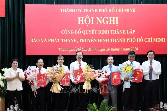 Lãnh đạo Thành ủy Thành phố Hồ Chí Minh trao quyết định bổ nhiệm Tổng Giám đốc, các Phó Tổng Giám đốc Cơ quan Báo và Phát thanh, Truyền hình Thành phố. Ảnh: TTXVN