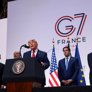 Tổng thống Mỹ Donald Trump và các quan chức cấp cao của Mỹ tại một sự kiện trong khuôn khổ thượng đỉnh ở Evia, Pháp hôm 17/6/2026 - Ảnh: Reuters.