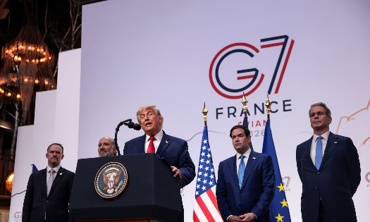 Tổng thống Mỹ Donald Trump và các quan chức cấp cao của Mỹ tại một sự kiện trong khuôn khổ thượng đỉnh ở Evia, Pháp hôm 17/6/2026 - Ảnh: Reuters.