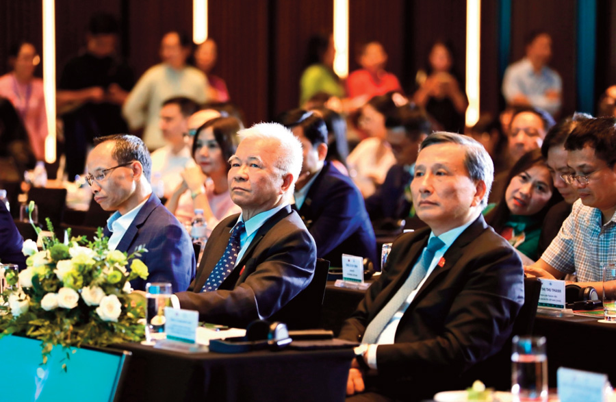 Dr. Chu Van Lam (front row, middle), Chairman of the Editorial Board at Tap chi Kinh te Viet Nam / Vietnam Economic Times / VnEconomy, at an event hosted by his magazine. (Photo: Vietnam Economic Times)
