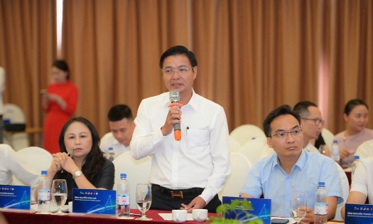 Representative from a private enterprise speaks at the dialogue session.