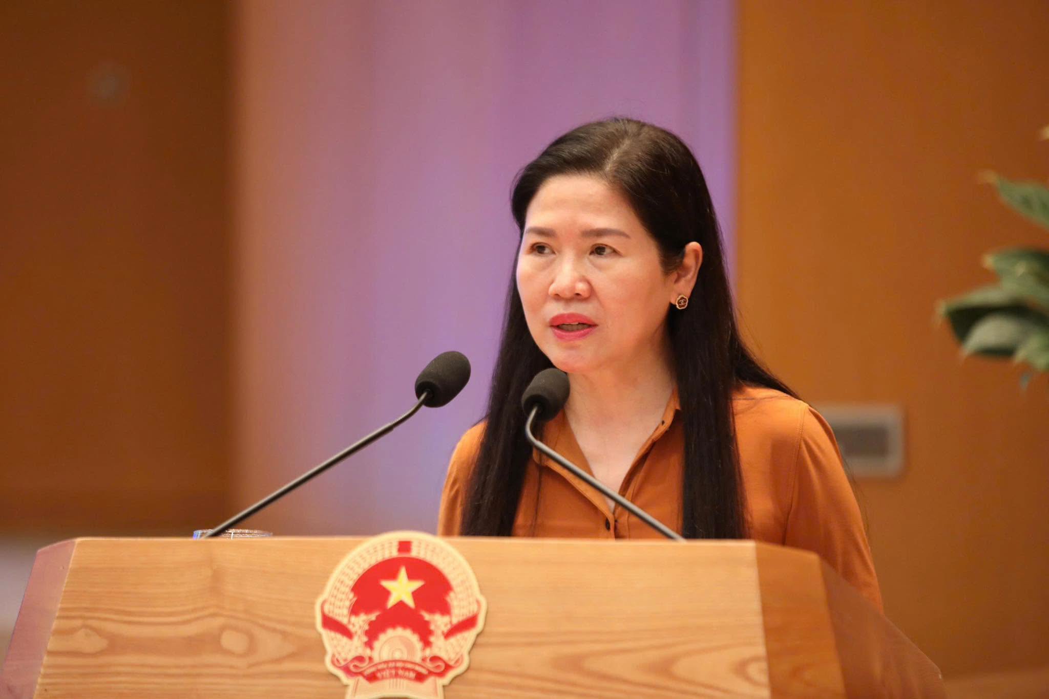 Bà Mai Thị Thu Vân, Phó Chủ nhiệm Văn phòng Chính phủ, phát biểu khai mạc chương trình, nhấn mạnh vai trò của AI trong nâng cao hiệu quả công tác tham mưu và xử lý công việc.