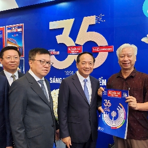 Trưởng Ban Tuyên giáo và Dân vận Trung Trịnh Văn Quyết cùng lãnh đạo Hội Nhà báo Việt Nam và TP. Hải Phòng tham quan gian trưng bày của Tạp chí VnEconomy tại Hội báo toàn quốc năm 2026.