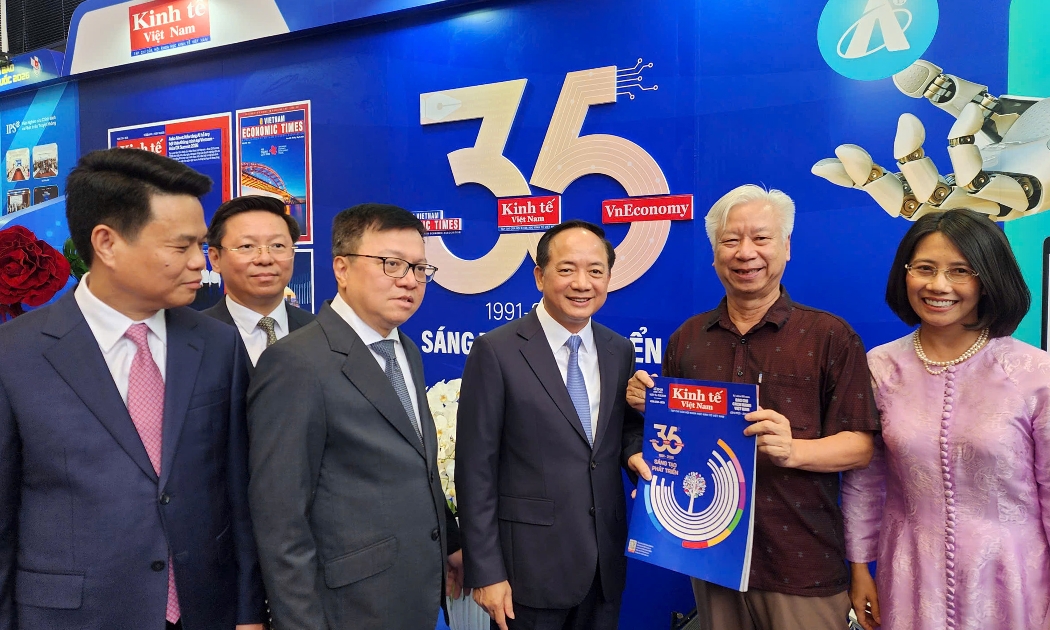 Trưởng Ban Tuyên giáo và Dân vận Trung Trịnh Văn Quyết cùng lãnh đạo Hội Nhà báo Việt Nam và TP. Hải Phòng tham quan gian trưng bày của Tạp chí VnEconomy tại Hội báo toàn quốc năm 2026.
