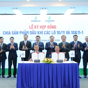 Phó Thủ tướng Thường trực Phạm Gia Túc, Bộ trưởng Bộ Công Thương Lê Mạnh Hùng cùng lãnh đạo các bộ ngành, lãnh đạo Petrovietnam chứng kiến lễ ký Hợp đồng phân chia sản phẩm Lô 10/11 và Lô 10&11-1 giữa Petrovietnam và PVEP. Ảnh: Petrovietnam.