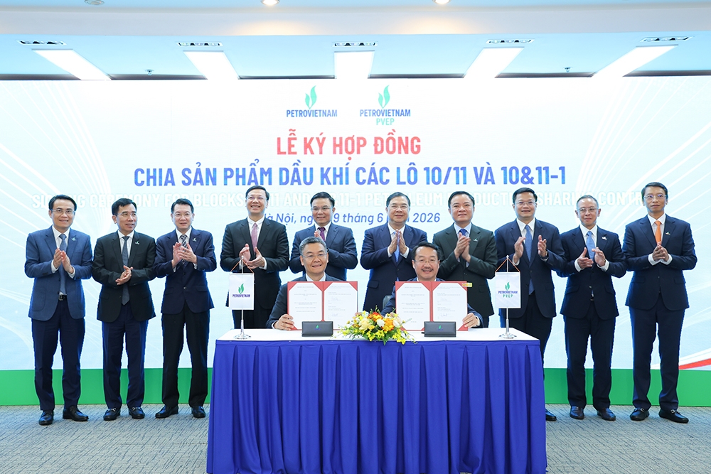 Phó Thủ tướng Thường trực Phạm Gia Túc, Bộ trưởng Bộ Công Thương Lê Mạnh Hùng cùng lãnh đạo các bộ ngành, lãnh đạo Petrovietnam chứng kiến lễ ký Hợp đồng phân chia sản phẩm Lô 10/11 và Lô 10&11-1 giữa Petrovietnam và PVEP. Ảnh: Petrovietnam.