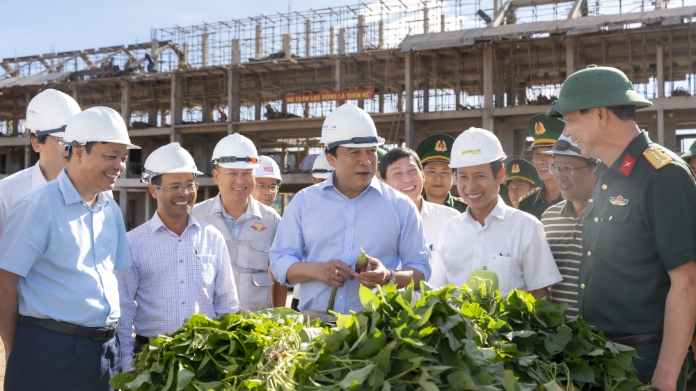 Thực phẩm tăng gia sản xuất của Ban chỉ huy quân sự xã A Lưới 4 "chi viện" tại công trường