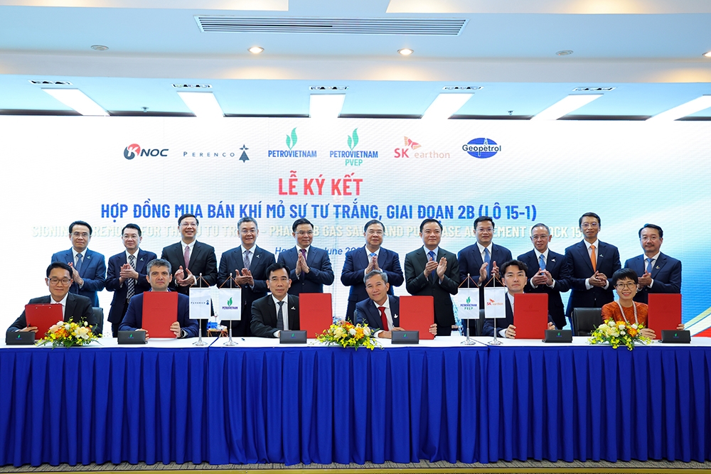 Lễ ký kết Hợp đồng mua bán khí mỏ Sư Tử Trắng Giai đoạn 2B, Lô 15-1 giữa Petrovietnam và các đối tác trong PSC Lô 15-1, bao gồm: PVEP, Perenco, KNOC, SKEO và Geopetrol. Ảnh: Petrovietnam.
