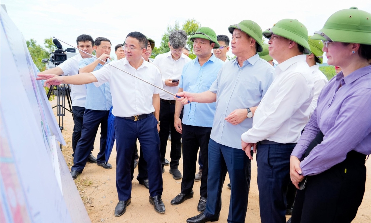 Bí thư Tỉnh ủy Nghệ An Nguyễn Khắc Thận yêu cầu Ban Quản lý Khu kinh tế Đông Nam tổ chức thi công hoàn thành đường N3; phối hợp đẩy nhanh kênh thoát nước quanh khu công nghiệp. Ảnh: Phạm Bằng