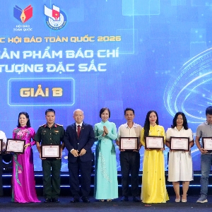 Bà Nguyễn Thị Ngọc DIệp, Phó Tổng biên tập Tap chí Kinh tế Việt Nam (thứ 2 từ trái qua) nhận giải B